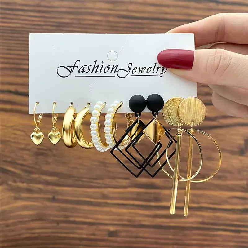 Kit de brincos argola dourados com pérolas