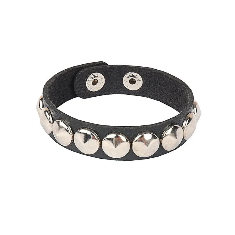 Pulseira punk com spikes estilo anos 90