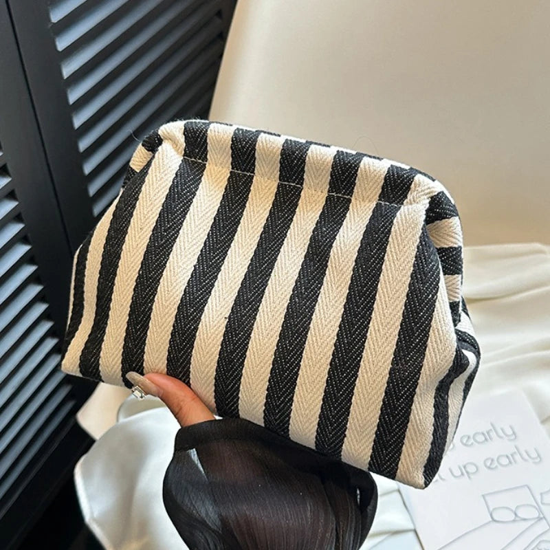 Bolsa de crochê franzida estilo nuvem