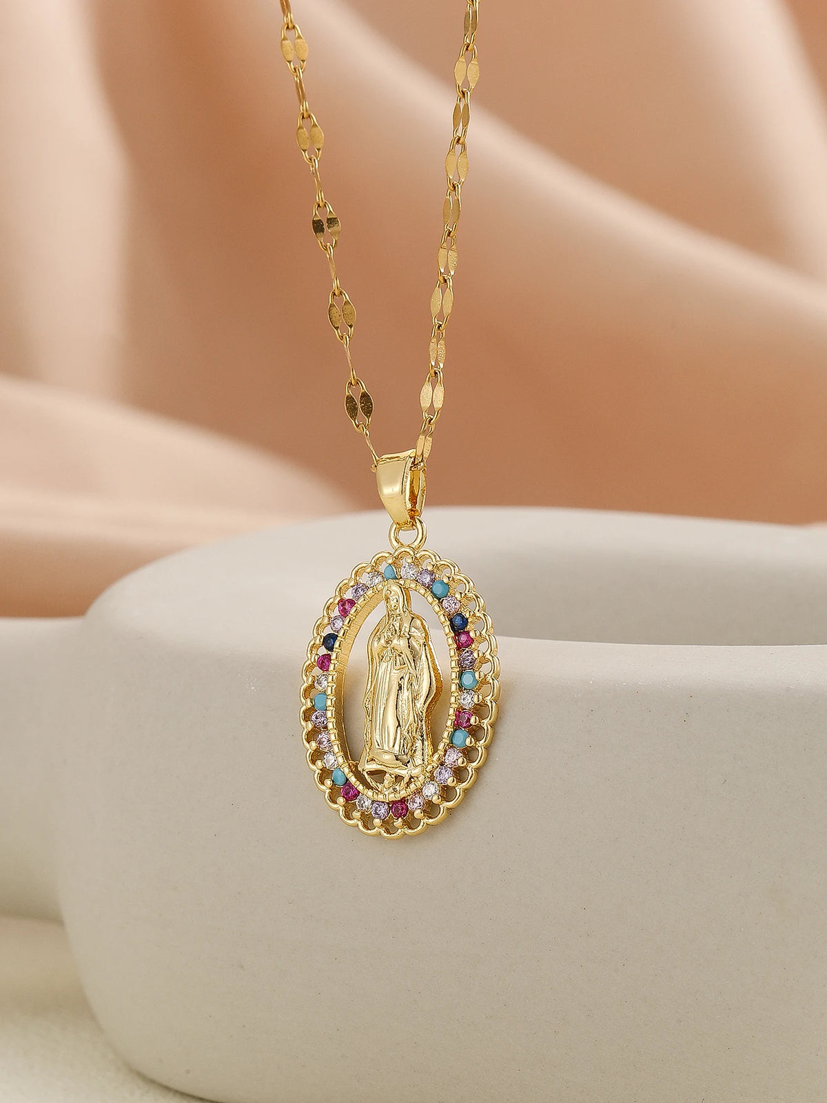 Colar com pingente colorido de zircônias dourado