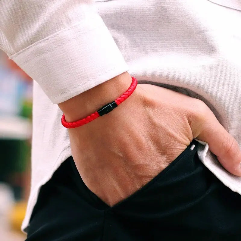 Pulseira de cordão vermelho com fecho magnético