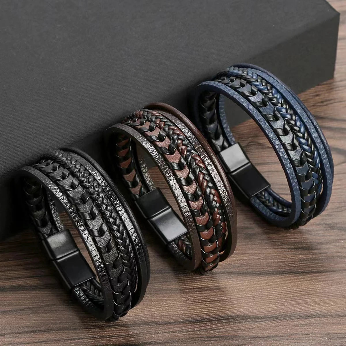 Pulseira masculina de couro trançado em camadas