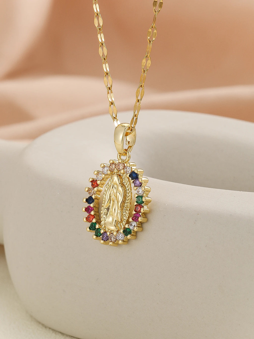 Colar com pingente colorido de zircônias dourado