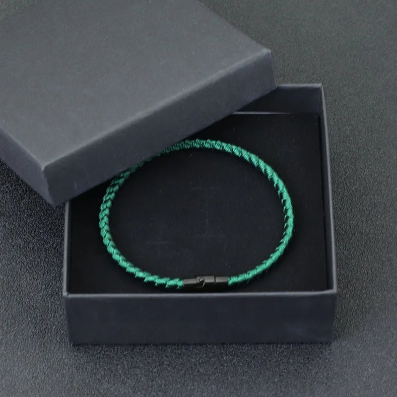 Pulseira de cordão vermelho com fecho magnético