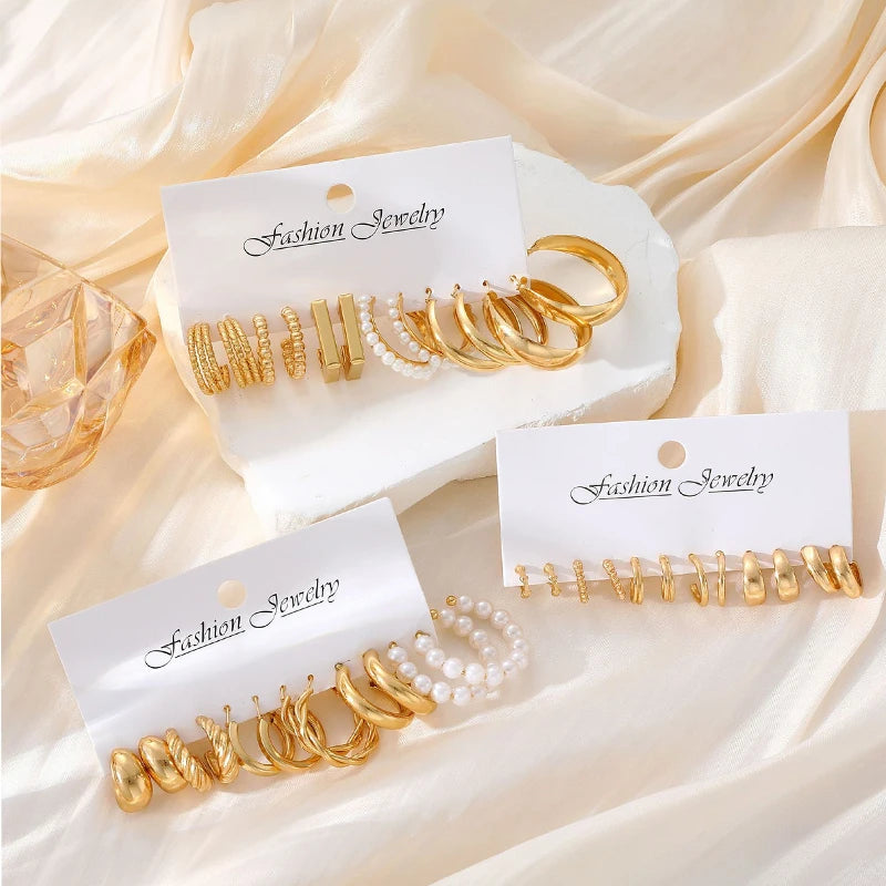 Kit de brincos argola dourados com pérolas