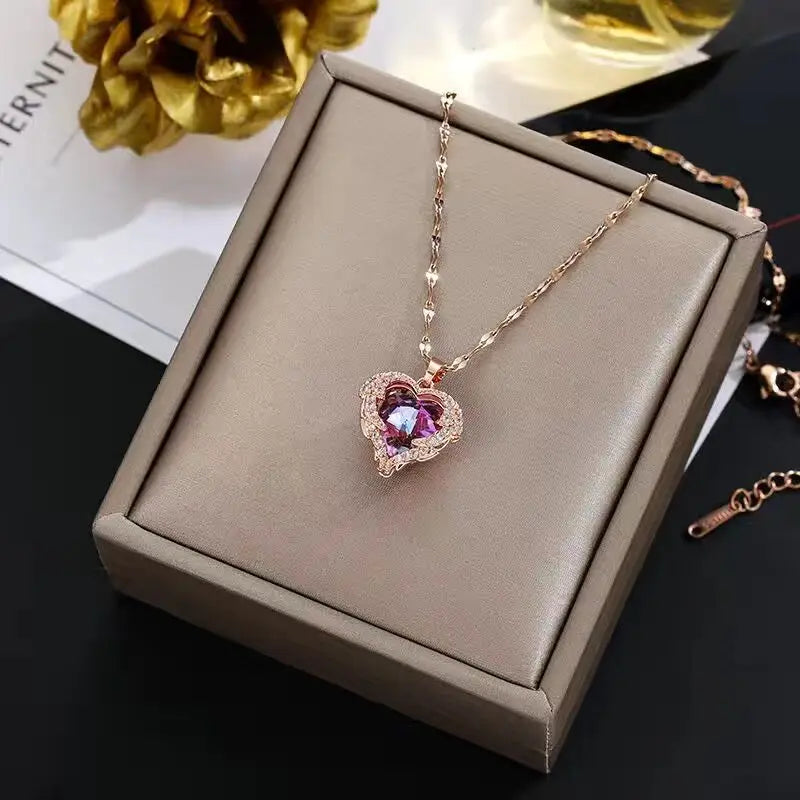 Colar com pingente de coração de cristal colorido