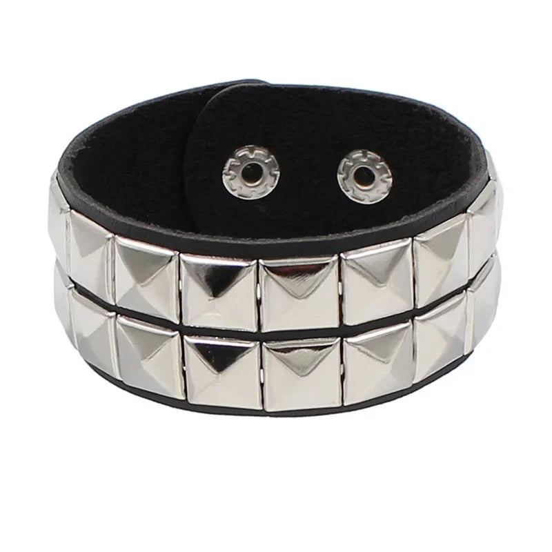 Pulseira punk com spikes estilo anos 90