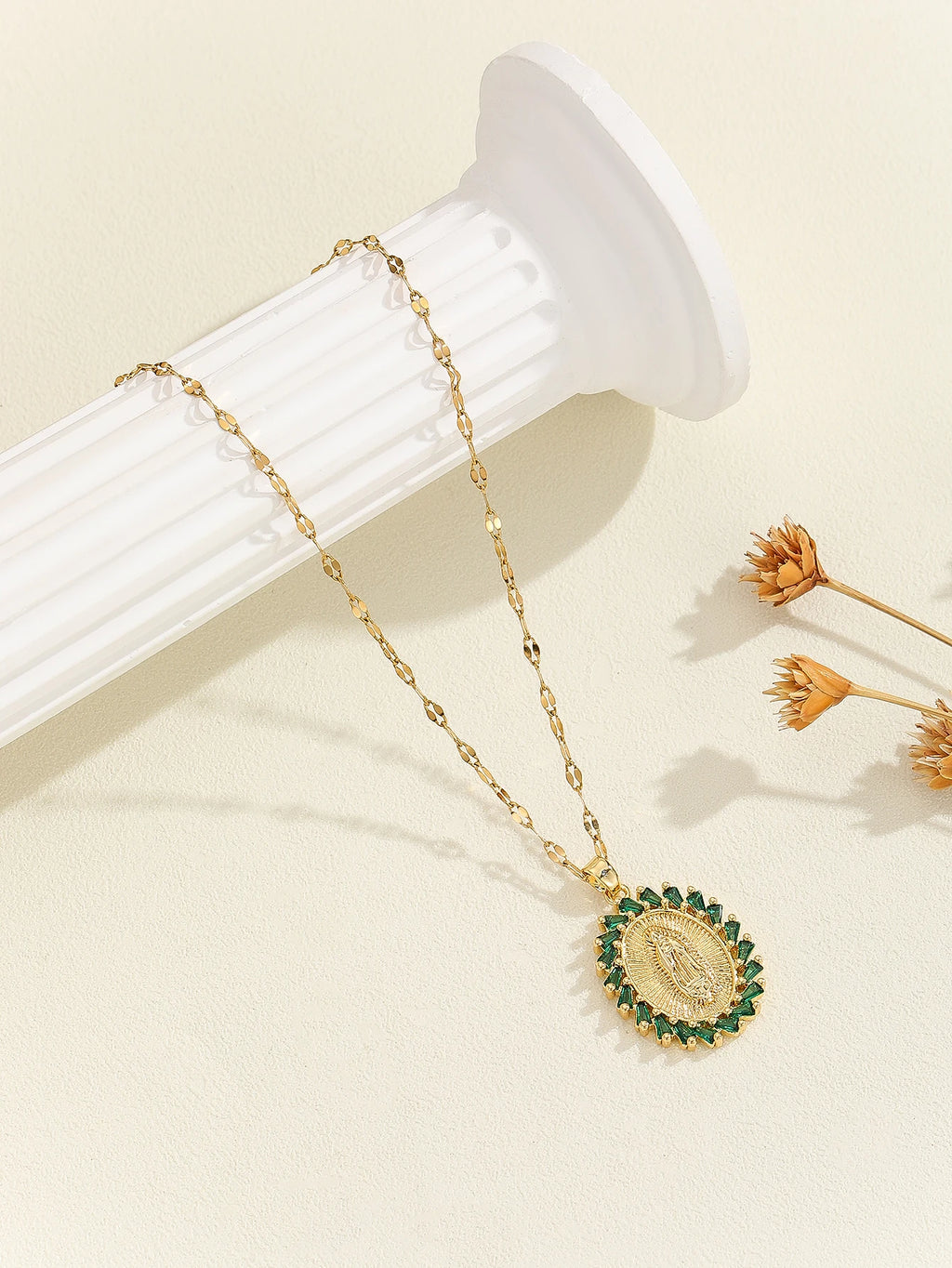 Colar com pingente colorido de zircônias dourado