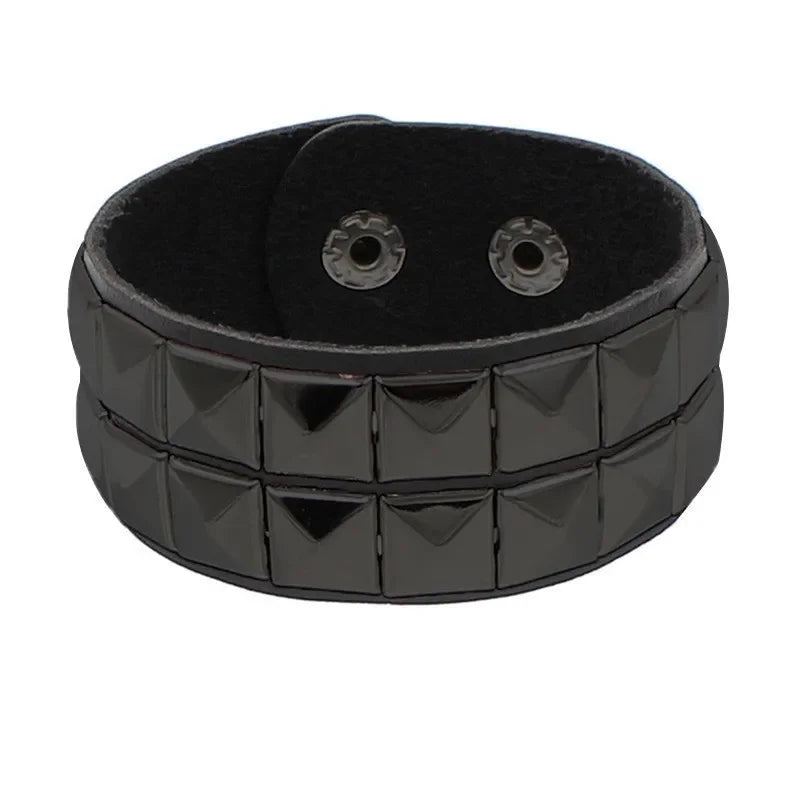 Pulseira punk com spikes estilo anos 90