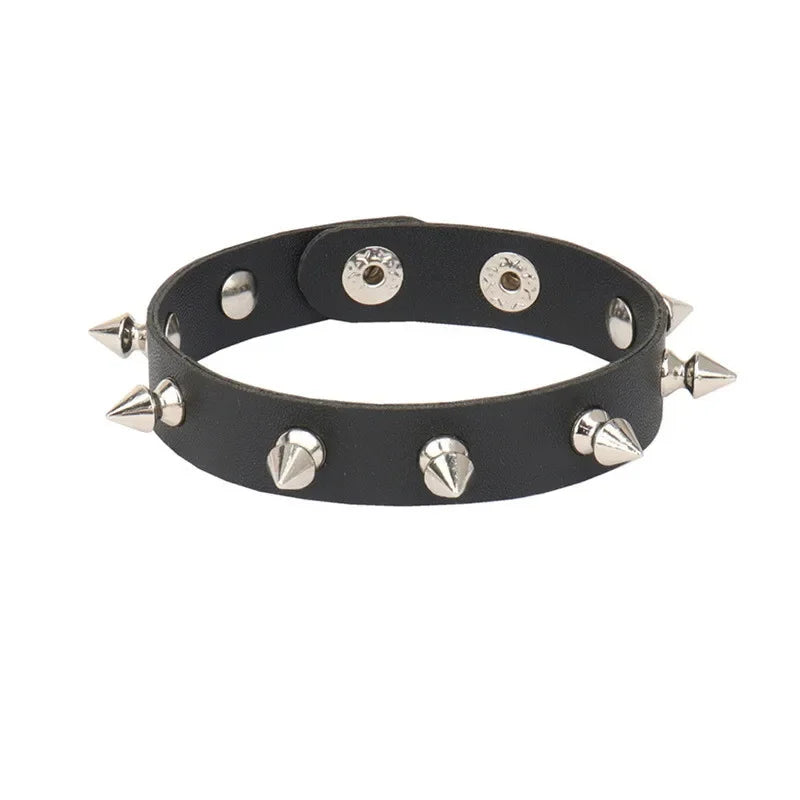 Pulseira punk com spikes estilo anos 90