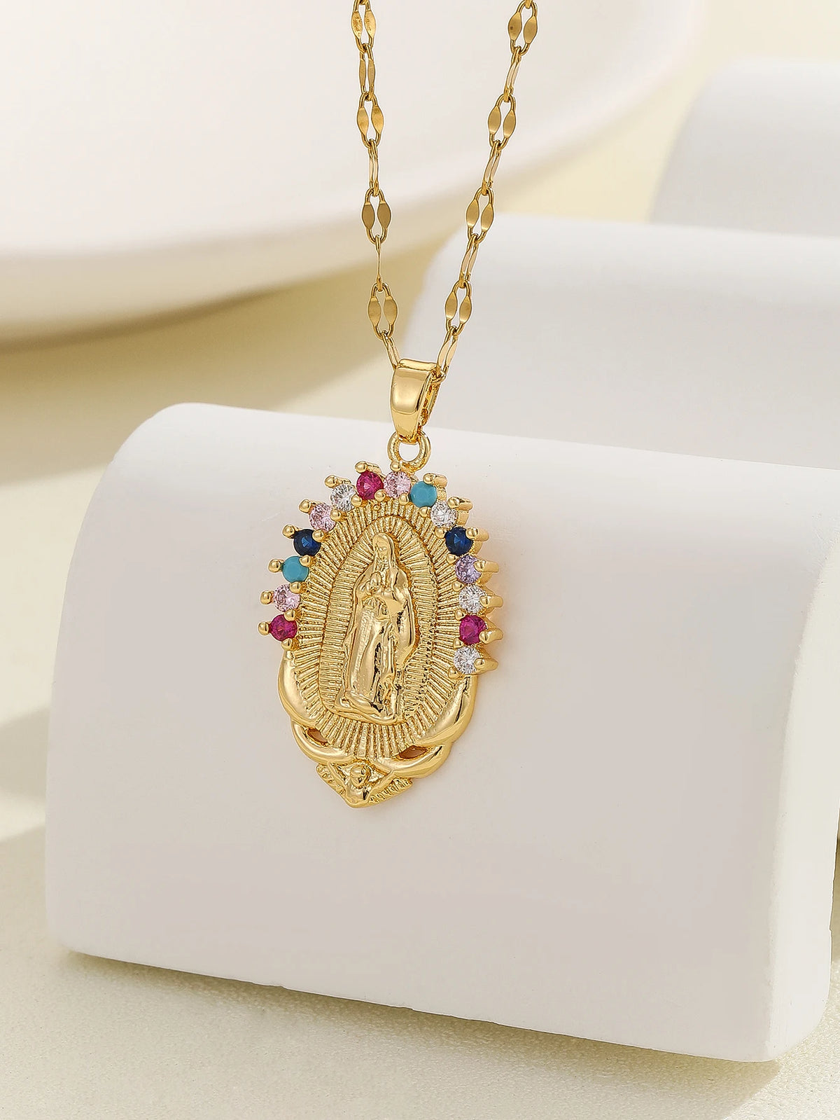 Colar com pingente colorido de zircônias dourado