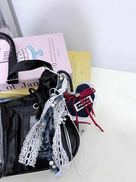 Bolsa transversal estilo Y2K com laço e pingente