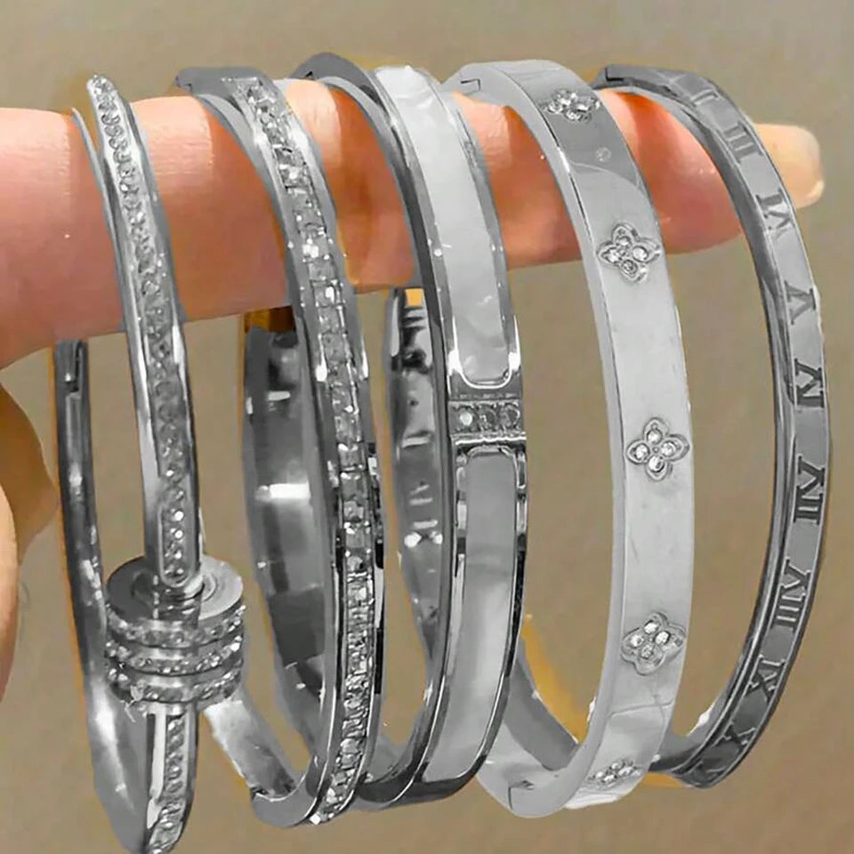 Kit de braceletes dourados com zircônias