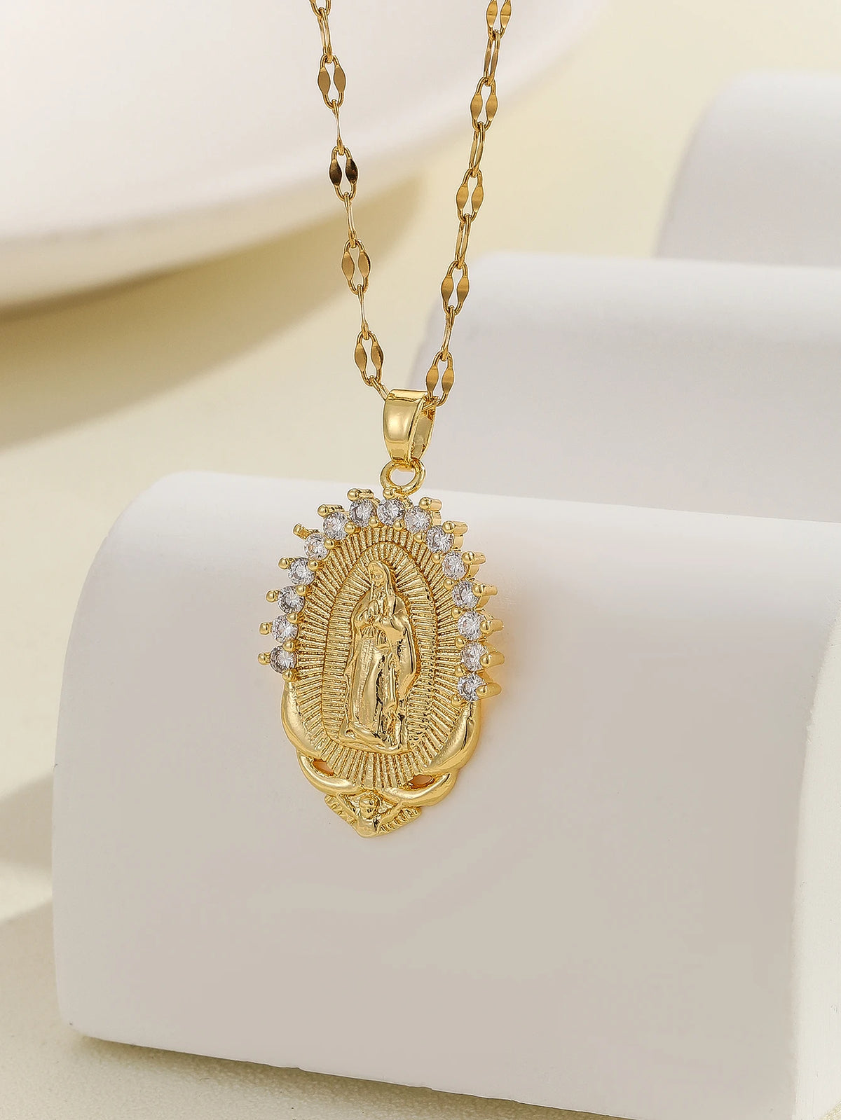 Colar com pingente colorido de zircônias dourado