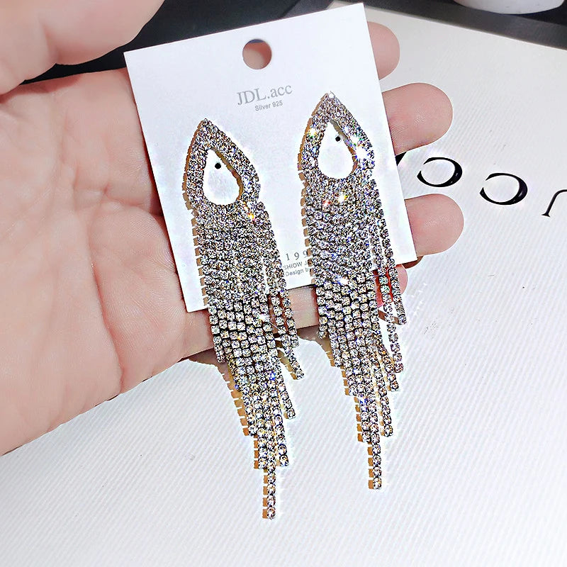 Brincos longos de zircônia com pingente