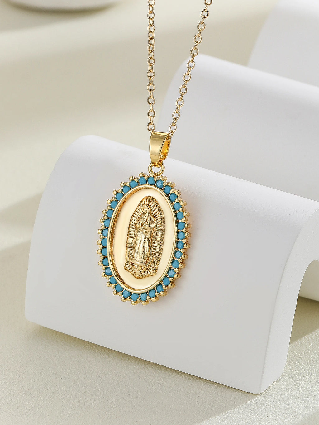 Colar com pingente colorido de zircônias dourado