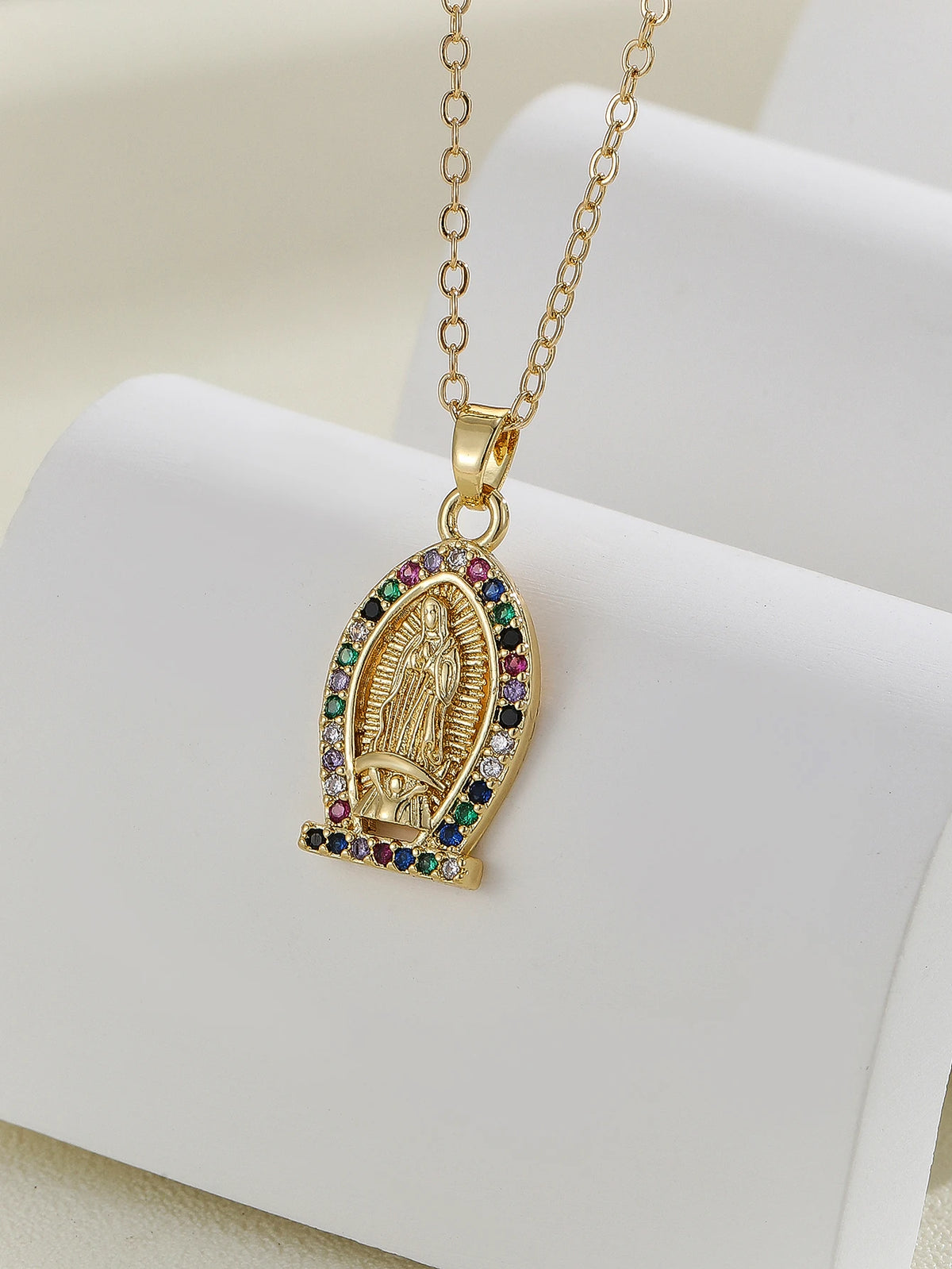 Colar com pingente colorido de zircônias dourado