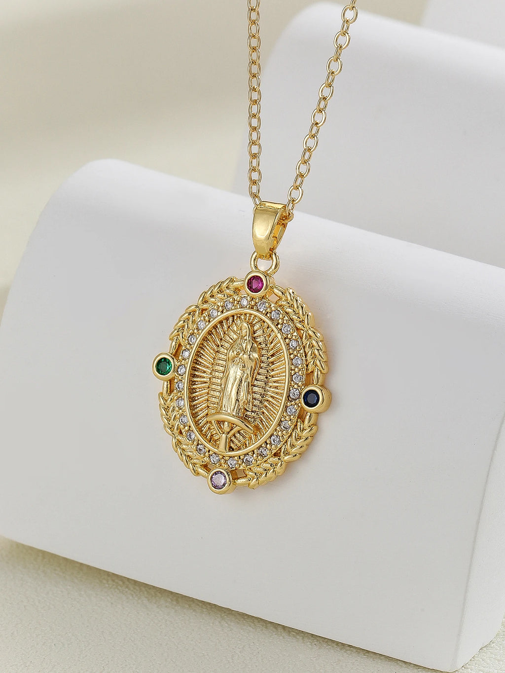 Colar com pingente colorido de zircônias dourado