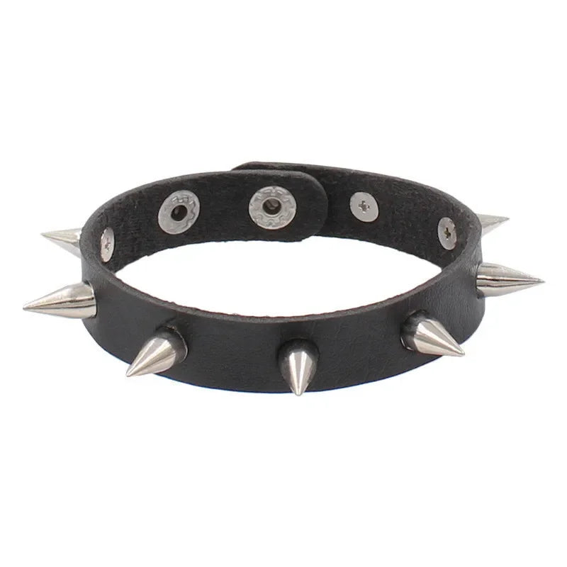 Pulseira punk com spikes estilo anos 90