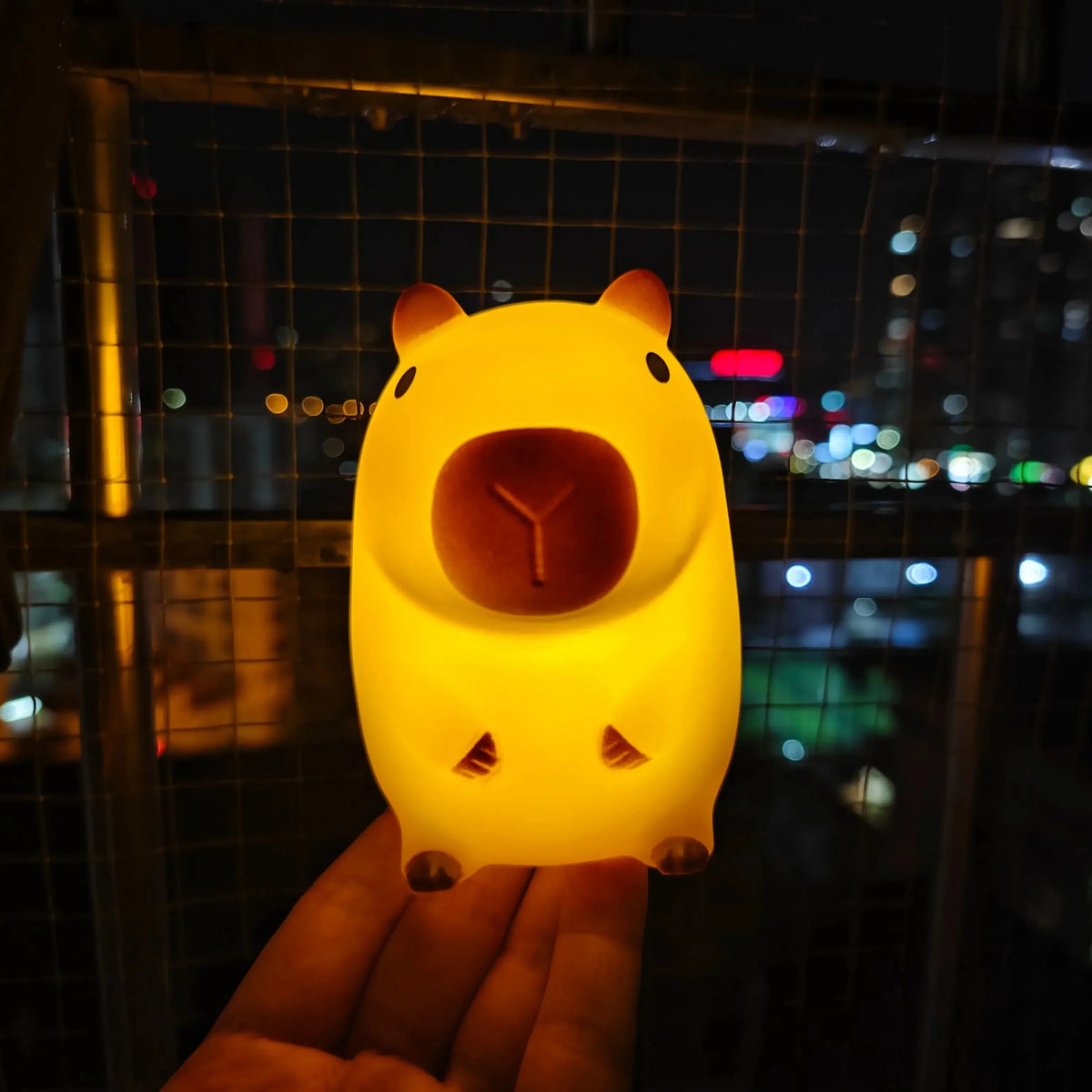 Luminária capivara de silicone com luz LED noturna