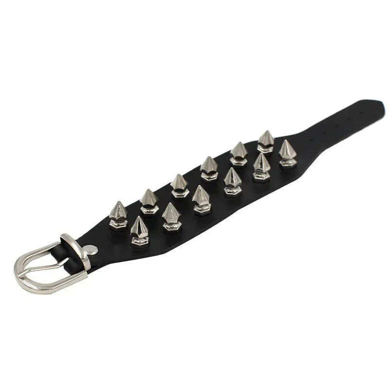 Pulseira punk com spikes estilo anos 90