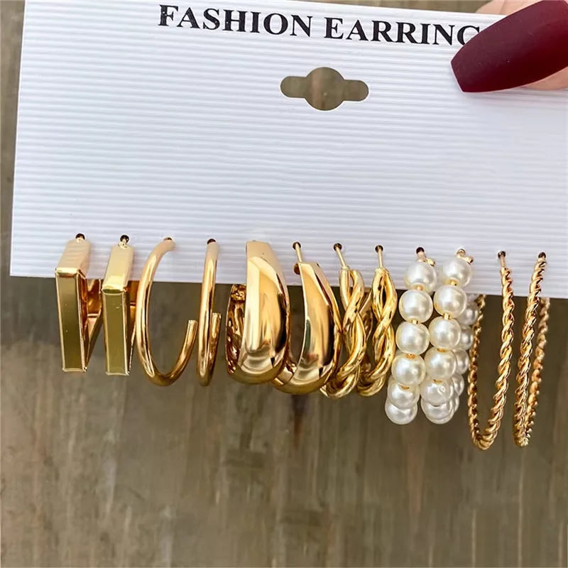 Kit de brincos argola dourados com pérolas