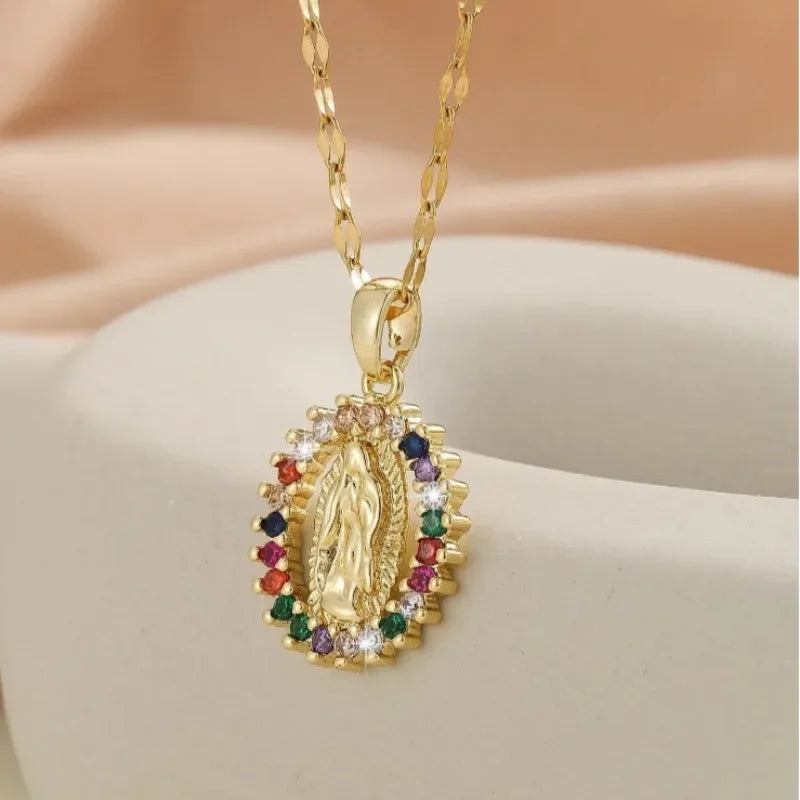Colar Nossa Senhora vazado com zircônias coloridas